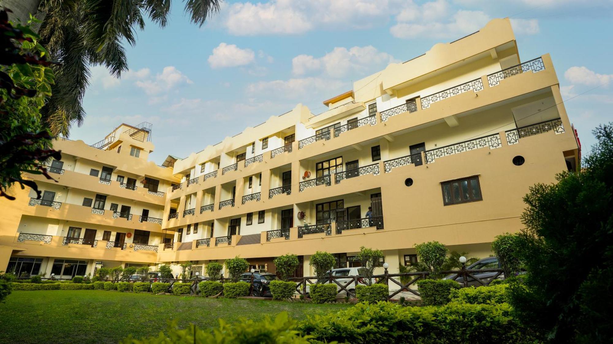 Hotel Neeraj Bhawan- Triveni Ghat ริชิเคช ภายนอก รูปภาพ