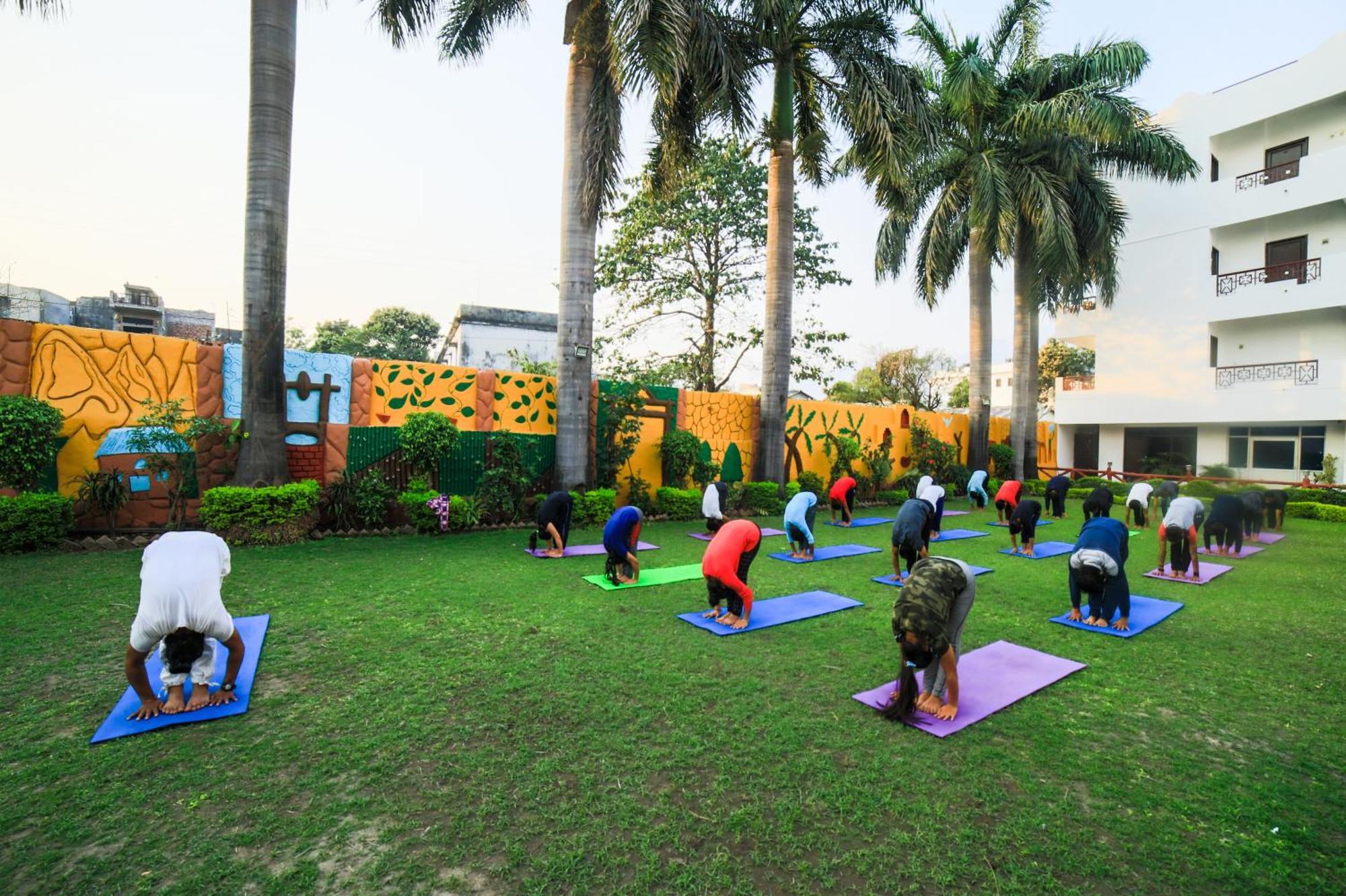 Hotel Neeraj Bhawan- Triveni Ghat ริชิเคช ภายนอก รูปภาพ
