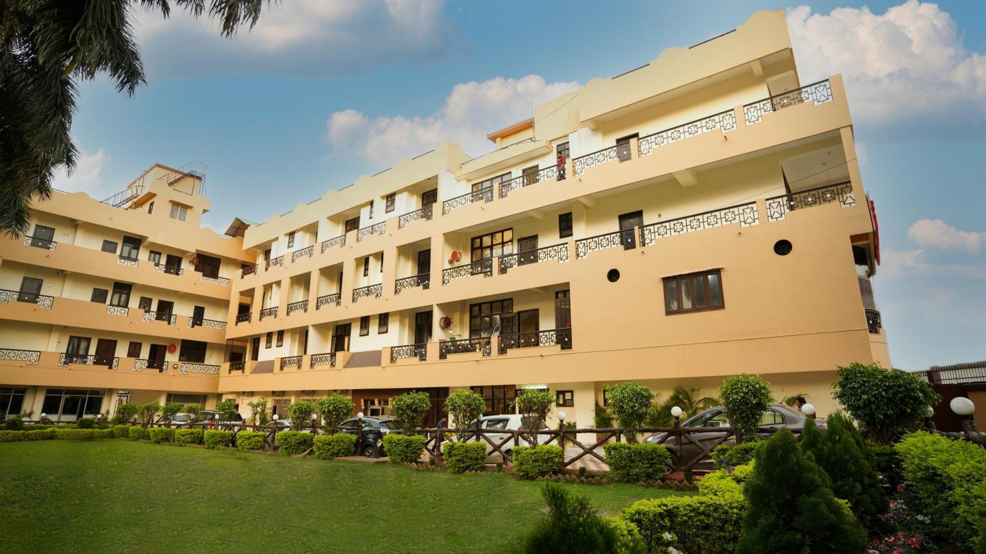 Hotel Neeraj Bhawan- Triveni Ghat ริชิเคช ภายนอก รูปภาพ