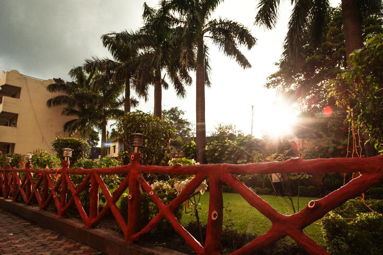 Hotel Neeraj Bhawan- Triveni Ghat ริชิเคช ภายนอก รูปภาพ
