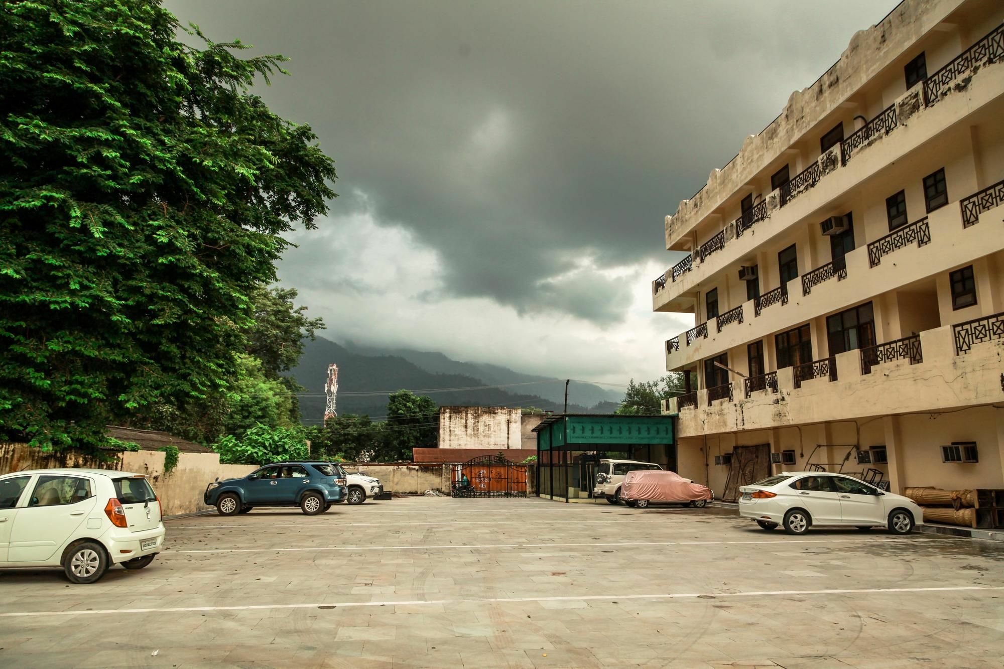 Hotel Neeraj Bhawan- Triveni Ghat ริชิเคช ภายนอก รูปภาพ